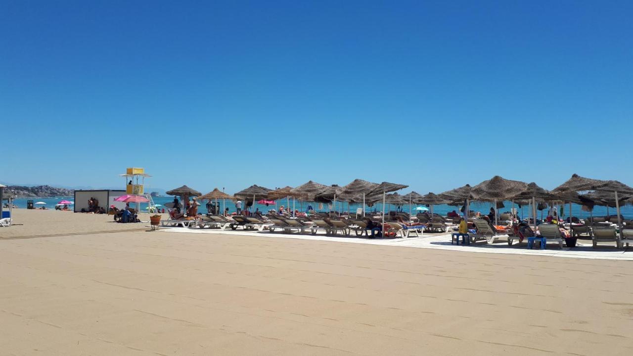 Nice Apartment In Hotel Ronda 4 First Beach Line Фуeнхирола Екстериор снимка